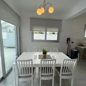 Ikea white wood extendable dining table - ekedalen, Famagusta — Kapparis