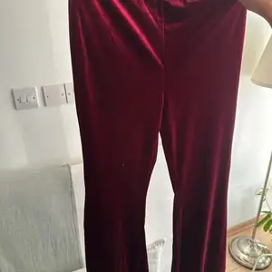 Maroon velvet pants, Nicosia — Aglantzia