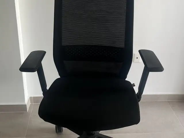 Ergonomic mesh office chair with adjustable headrest, Επαρχία Λάρνακας — Λιβάδια Λάρνακας