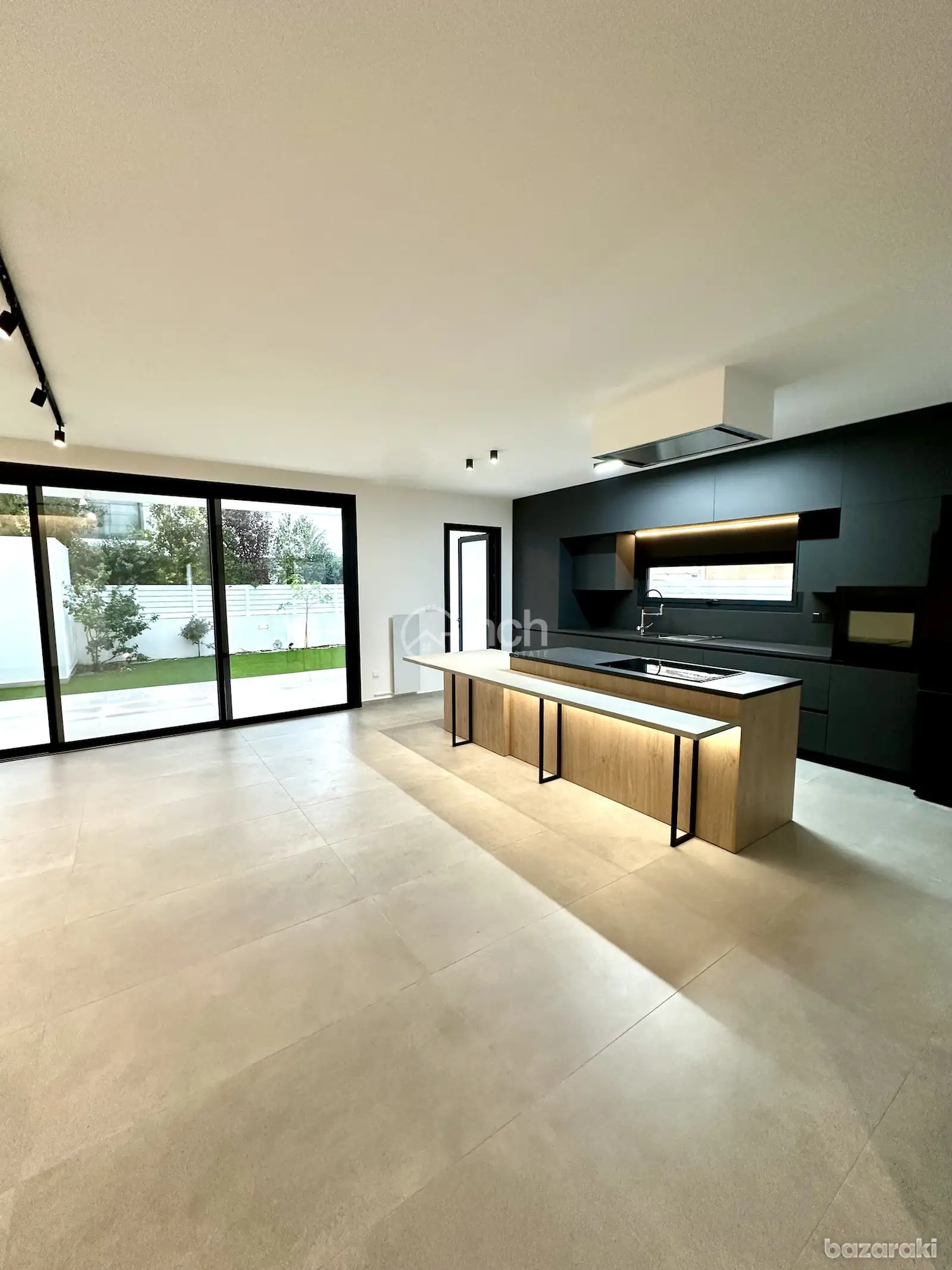 House, 3 bedrooms — 2