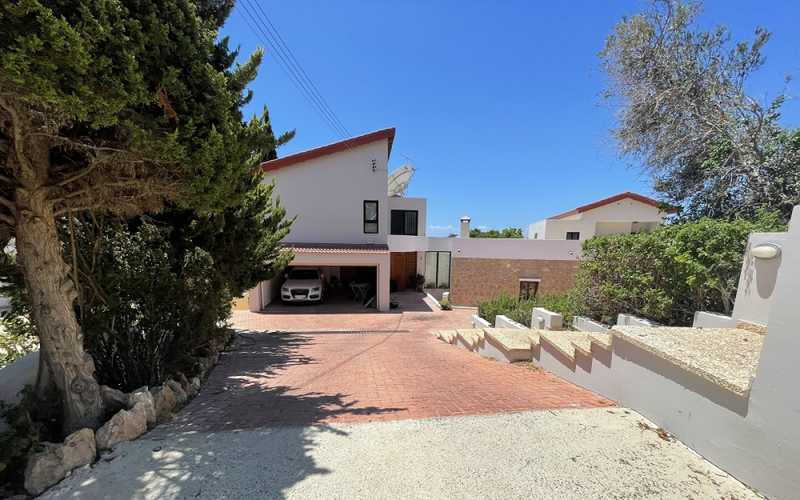 5-bedroom detached house for sale