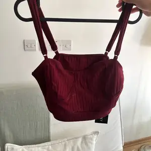 Burgundy crop top and pants set, Nicosia — Aglantzia