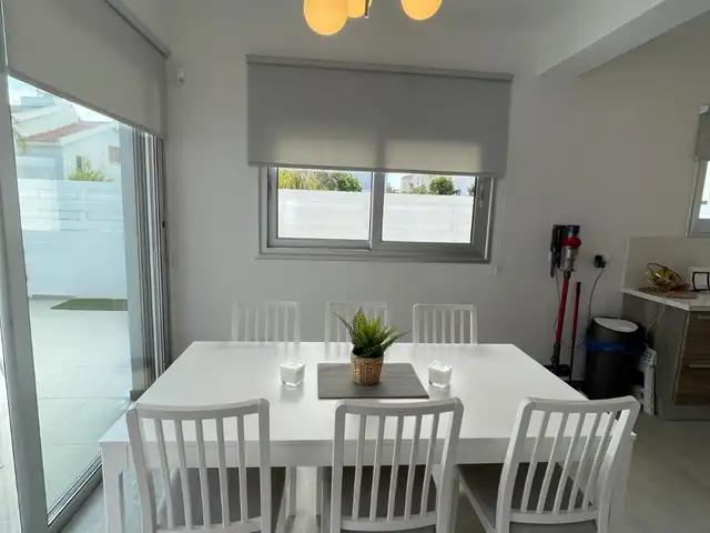 Ikea white wood extendable dining table - ekedalen, Famagusta — Kapparis
