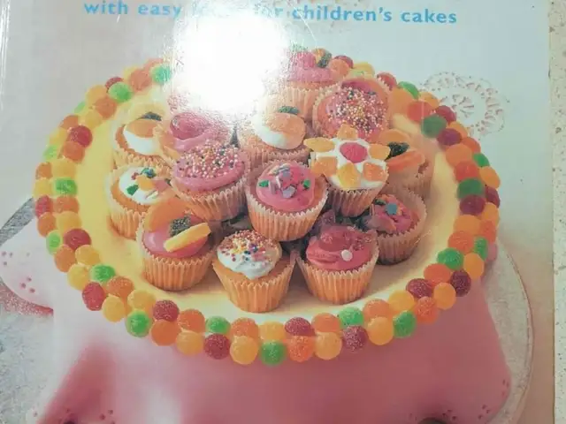 Carol Deacon's Party Cakes βιβλιο σΝ καινουργιο με 45 σχεδια για τουρτες, Επαρχία Λάρνακας — Αθιένου