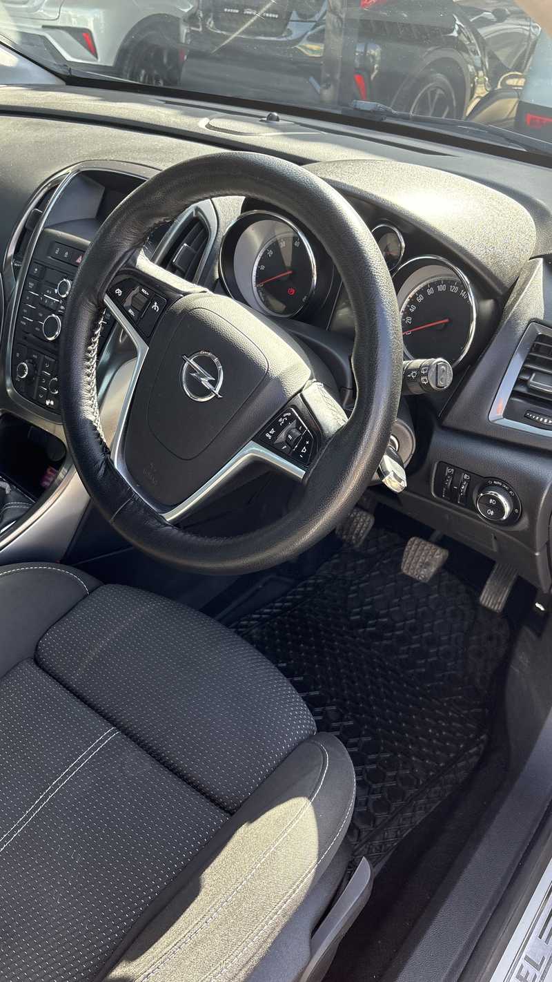 2010 Opel, Vauxhall Astra 1,6L 2010 Cyprus