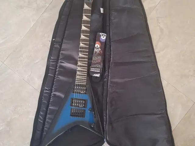 Jackson flying v child's guitar/ gigbag & locking strap, Επαρχία Λευκωσίας — 'Έγκωμη