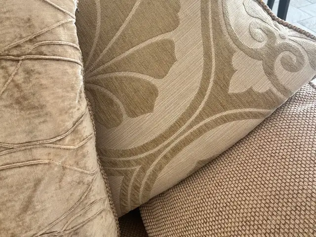Dfs 3 seater/2 seater/chair & pouf, Larnaca — Kiti - 4