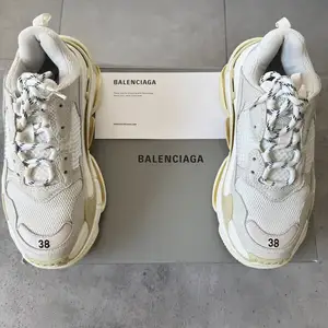 Balenciaga triple s, Επαρχία Λεμεσού — Άγιος Αθανάσιος