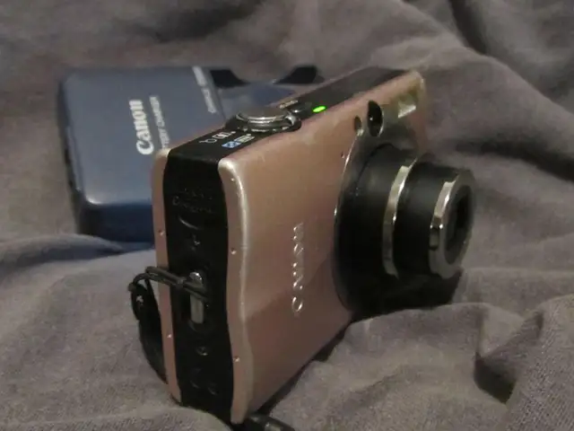 Canon ixus 80 is digital still and movie camera vintage, Nicosia — Aglantzia