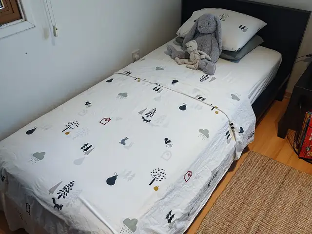 Two single beds giveaway, damaged, Larnaca — Meneou