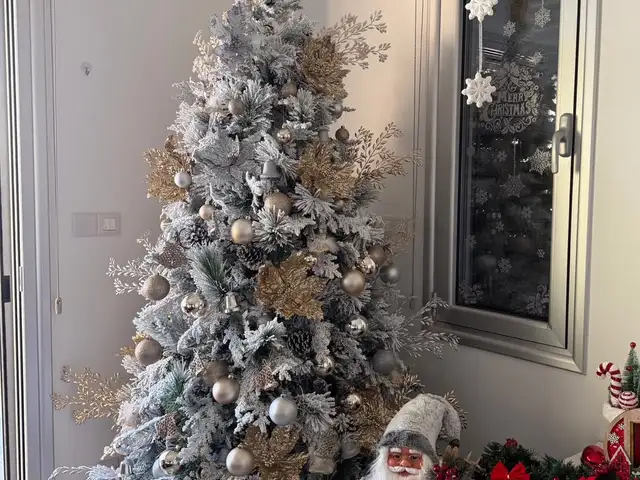 Christmas tree, santa claus and other decorations, Limassol — Limassol - Agios Antonios