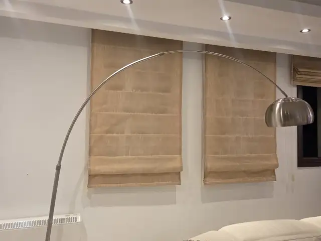 Τοξωτό φωτιστικό δαπέδου, Nicosia — Aglantzia