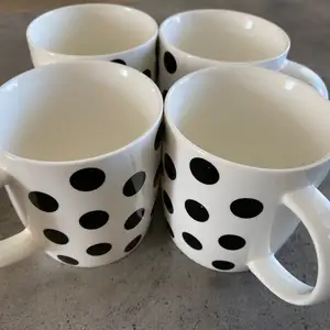 Set of 4 black and white polka dot ceramic mugs, Nicosia — Agioi Omologites