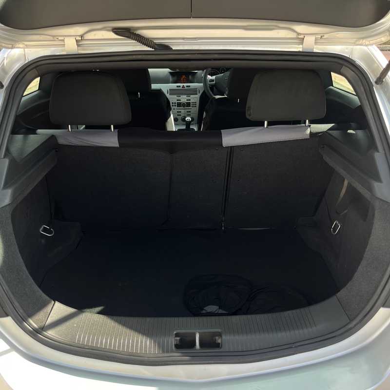 2011 Opel, Vauxhall Astra 1,6L 2011 Cyprus