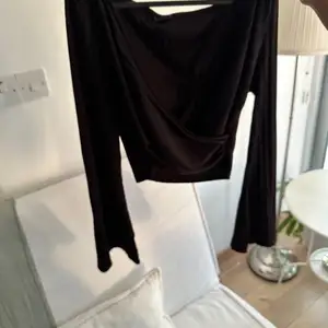 Black long sleeved top, Nicosia — Aglantzia