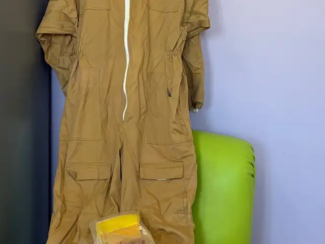 Bee keepers uniform and gloves, Nicosia — Kokkinotrimithia