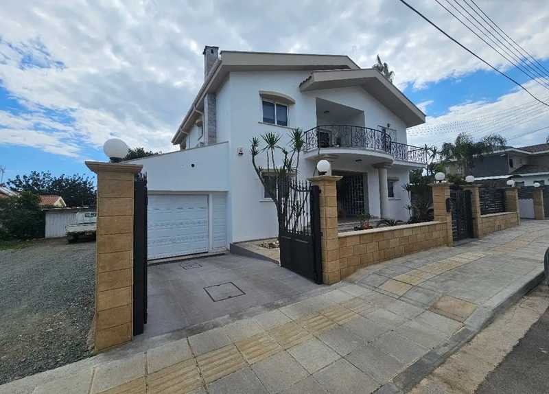4-bedroom detached house for sale