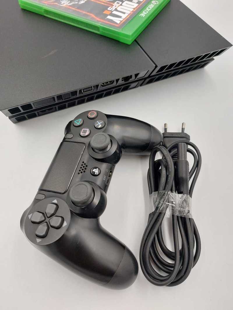 Ps4 fat model 500gb+1 controller+fifa20 full service months