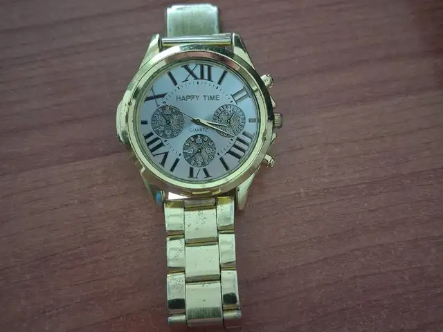 Watch gold yellow colour, Επαρχία Λευκωσίας — Στρόβολος - Ακρόπολη