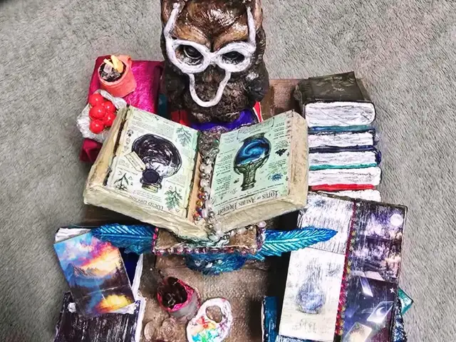Miniatures owlnice decoration made of clay on canvahandmade, Famagusta — Agia Napa