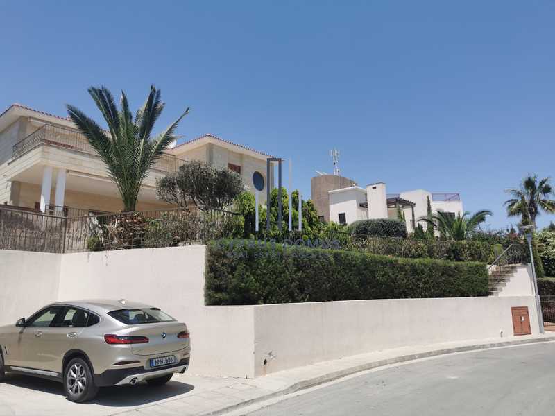 6-bedroom detached house for sale