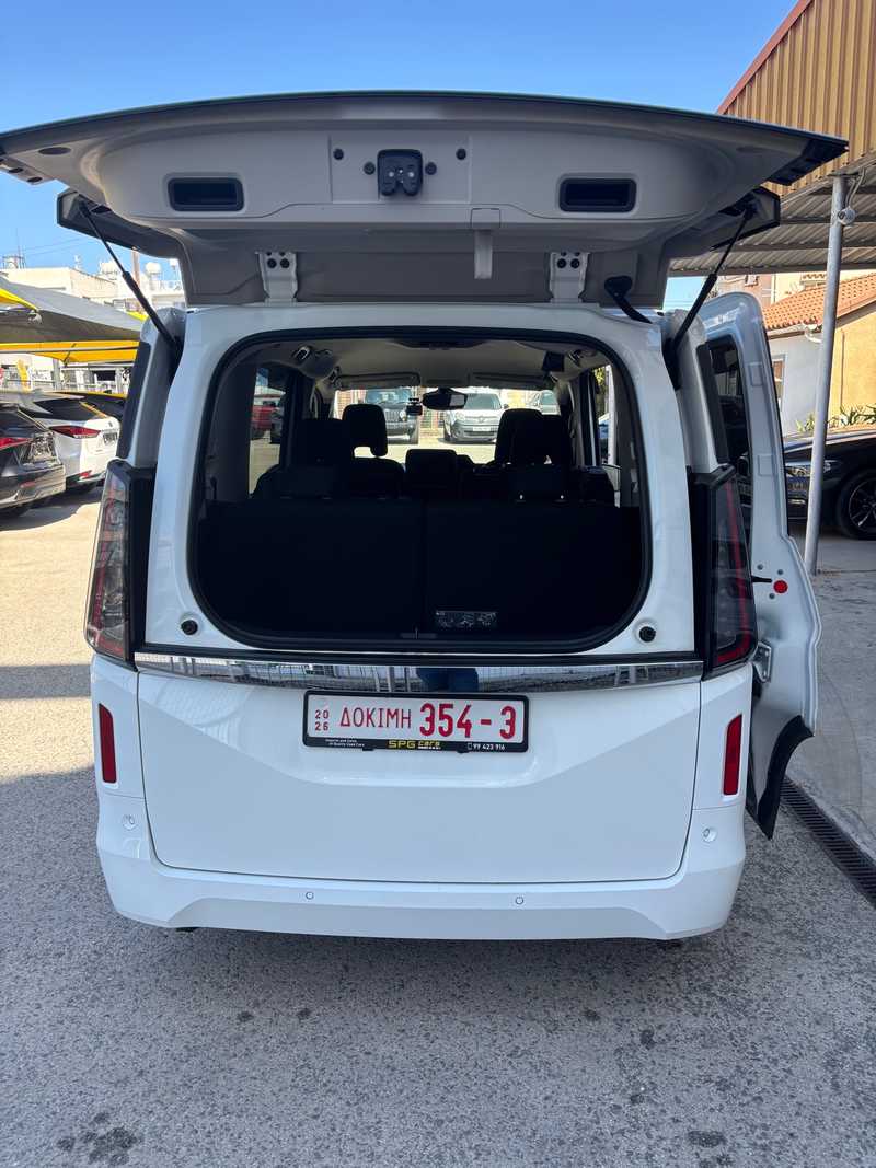 2023 Nissan Serena 2,0L 2023 Cyprus