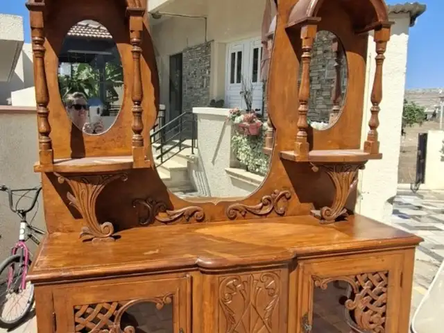 Ξύλινη κονσόλα, Larnaca — Troulloi