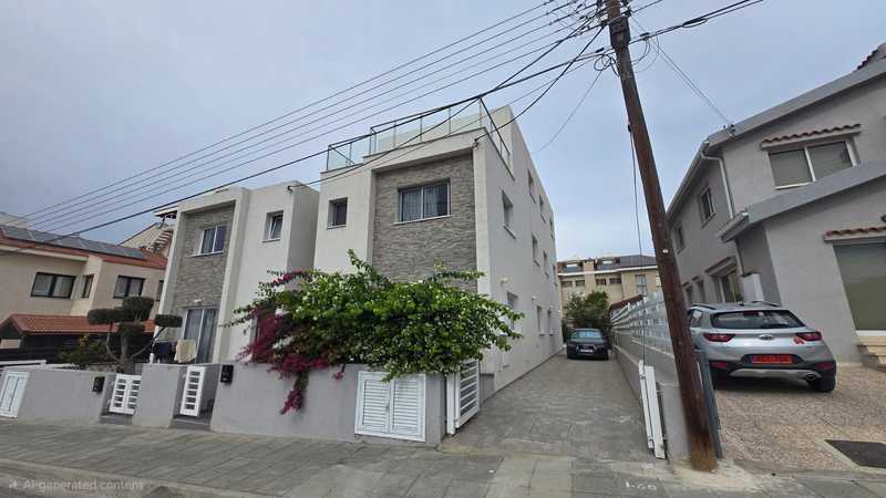 6-bedroom detached house for sale