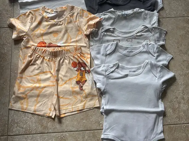 10 pieces 12 months vests and clothes, Επαρχία Λάρνακας — Αραδίππου - Άγιος Φανούριος