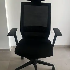 Ergonomic mesh office chair with adjustable headrest, Larnaca — Livadia Larnakas