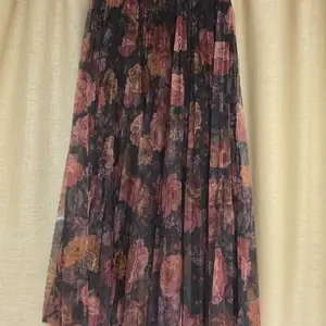 Stradivarius pleated tulle skirt with roses, xs size, Limassol — Limassol - Agia Zoni