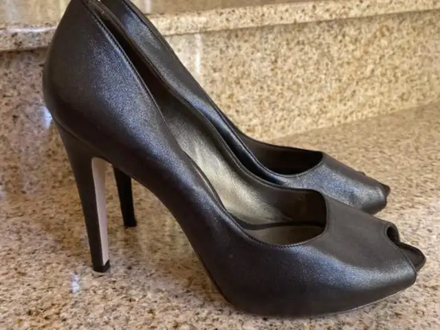 Salvatore Ferragamo classic black leather pump shoes with a pointed toe, Famagusta — Deryneia