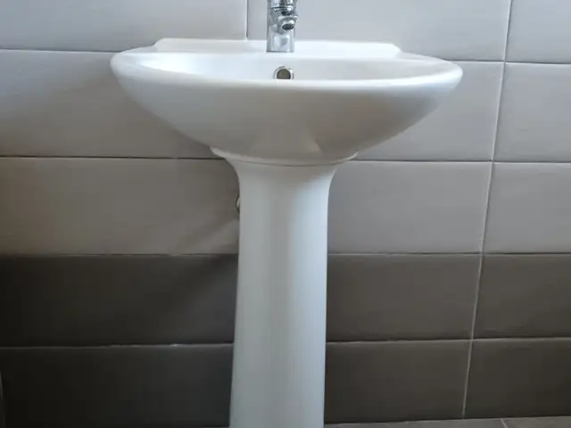 Ceramic pedestal wash basin with a single-hole chrome faucet, Επαρχία Πάφου — Τάλα