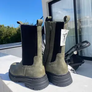 New boots for girls, size 39, Limassol — Limassol - Zakaki