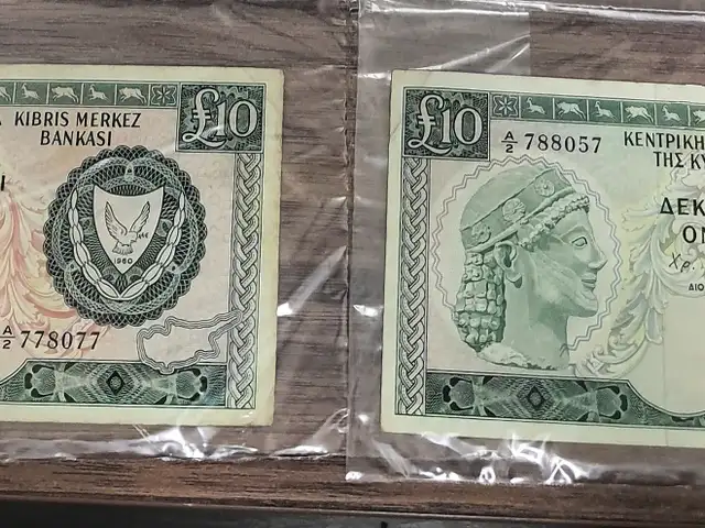 2 x cyprus 10 pounds 1977 banknotes error, Επαρχία Λάρνακας — Αραδίππου - Απόστολος Λουκάς
