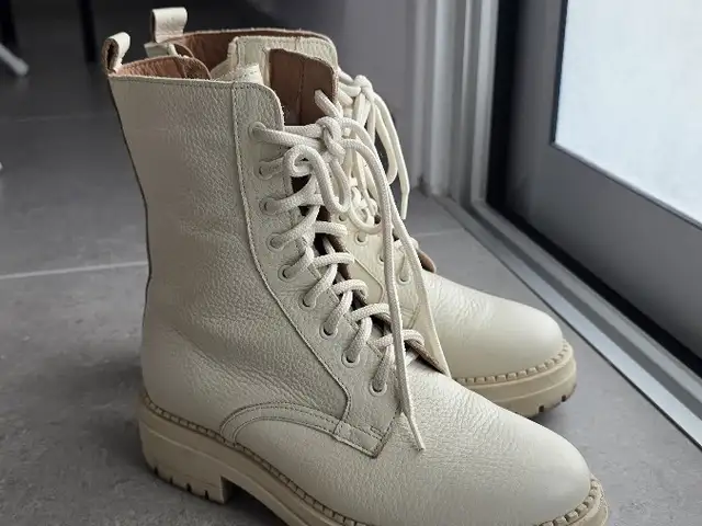 Leather boots, Επαρχία Λευκωσίας — Στρόβολος - Άγιος Βασίλειος