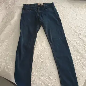 Pink woman skinny jeans, Larnaca — Oroklini
