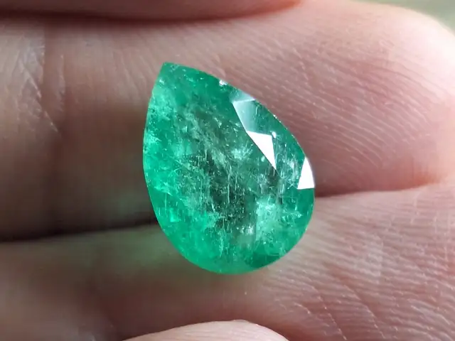 African Emerald 3.74 ct with certificate, Limassol — Historical Center