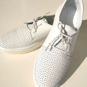 White walking shoes, Επαρχία Λεμεσού — Άγιος Τύχων Τουριστική Περιοχή