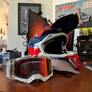 Airoh strycker + just1 nerve goggles motocross helmet, Nicosia — Agios Dometios - Agios Georgios