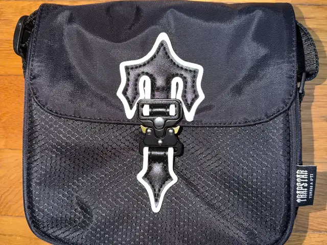 Trapstar irongate t crossbody bag black/white, Επαρχία Λευκωσίας — Λευκωσία - Άγιος Αντώνιος