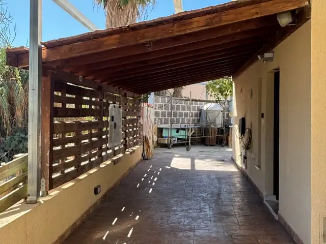 Wooden pergola with tiled roof in geroskipou, paphos, Επαρχία Πάφου — Γεροσκήπου