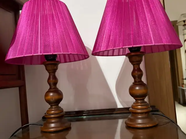 Vintage 1980s set 2x swedish pine wood table lamps w/ pleated magenta lampshades, Επαρχία Πάφου — Paphos - Άγιος Θεόδωρος