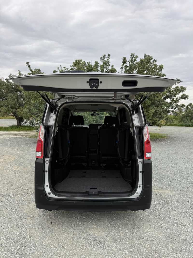2017 Nissan Serena 2,0L 2017 Cyprus