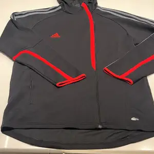 Adidas asymmetrical climawarm full zip hoodie jacket in black and red, Nicosia — Lakatameia - Archangelos-Anthoupoli