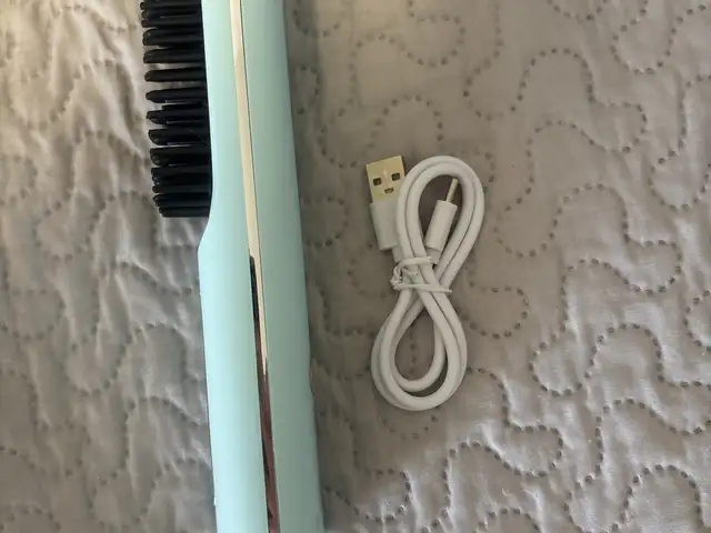 Mini hair straightener brush new with charging cable, Larnaca — Larnaka - Kamares
