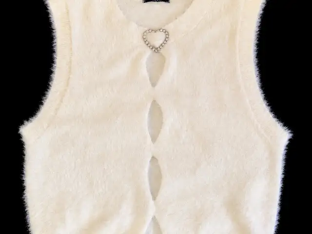 Tezenis cream fluffy knit vest, size s, Επαρχία Πάφου — Paphos - Άγιος Θεόδωρος