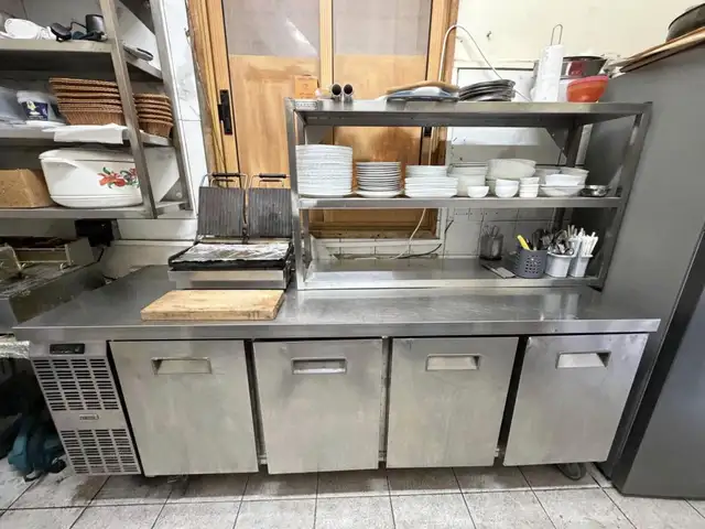 Επαγγελματικό ψυγείο με πάγκο και 4 πόρτες, Επαρχία Λευκωσίας — 'Έγκωμη