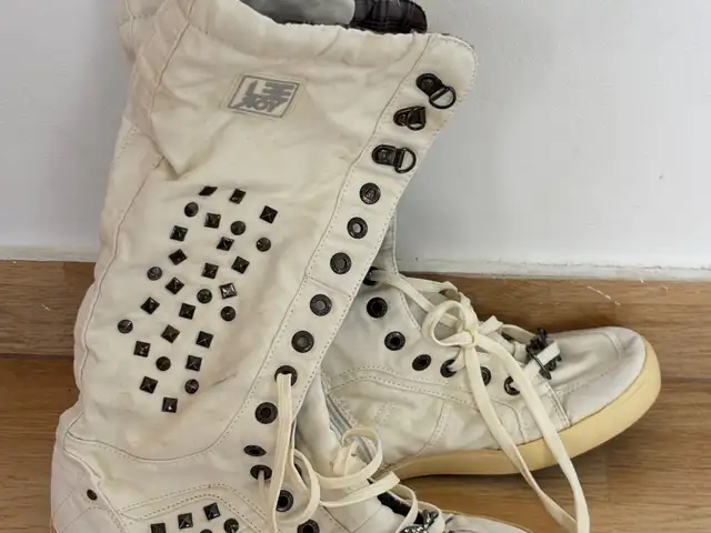 Vintage y2k converse style goth boots, Επαρχία Λάρνακας — Αραδίππου - Άγιος Φανούριος