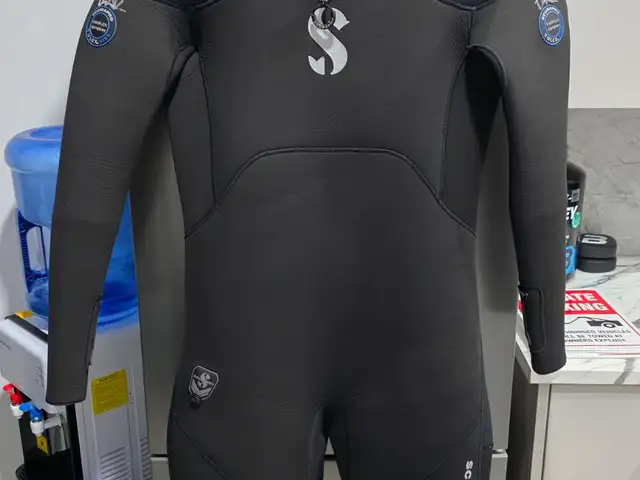 Scubapro everflex yulex5/4 mm men's wetsuit in excellent condition., Famagusta — Protaras